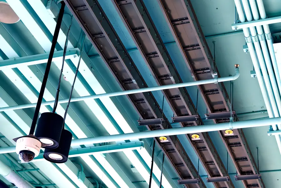 Bandejas de cableado e iluminación en una nave de Petrer