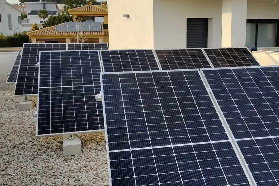 Placas solares en cubierta plana en Petrer