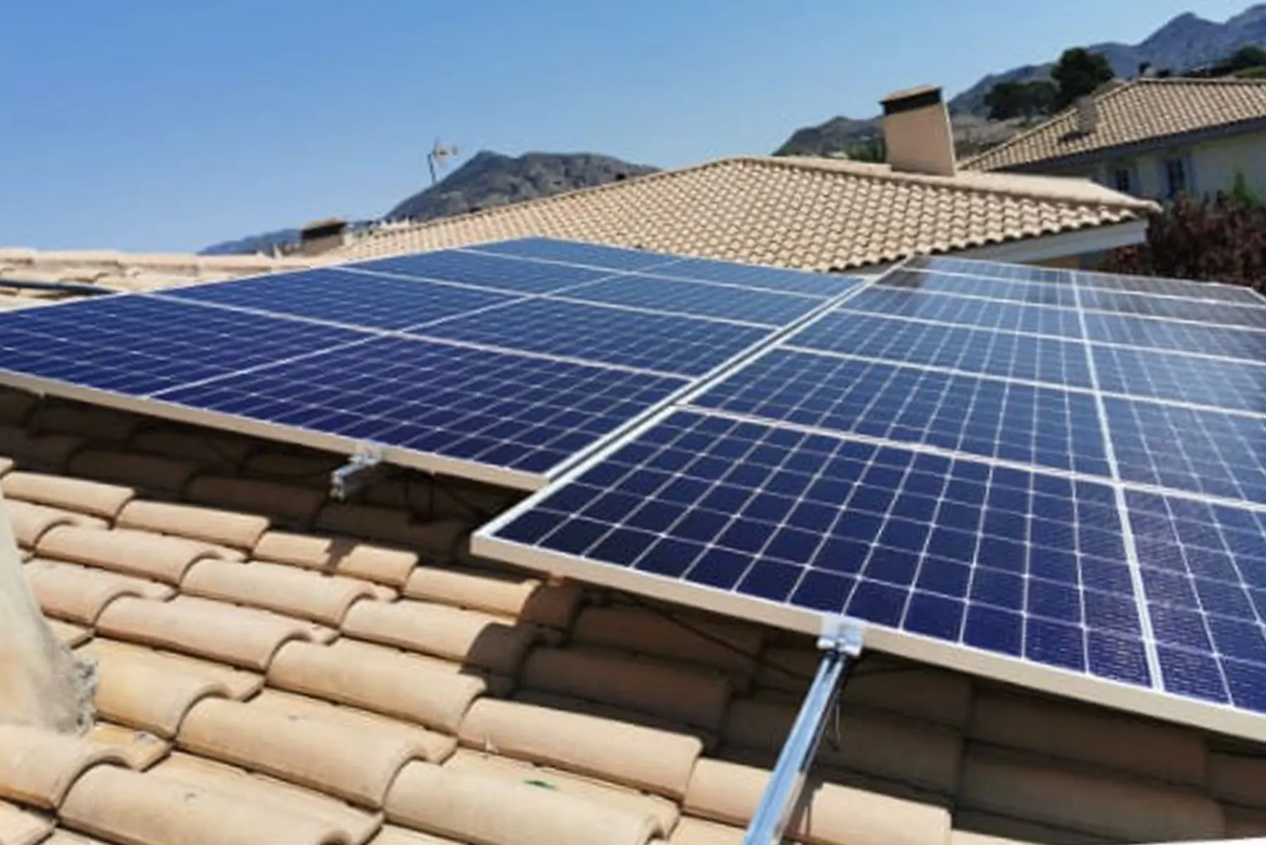 Instalación de placas solares en un tejado de Elda